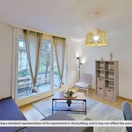 Cozy With Balcony And Kitchen Апартаменти
